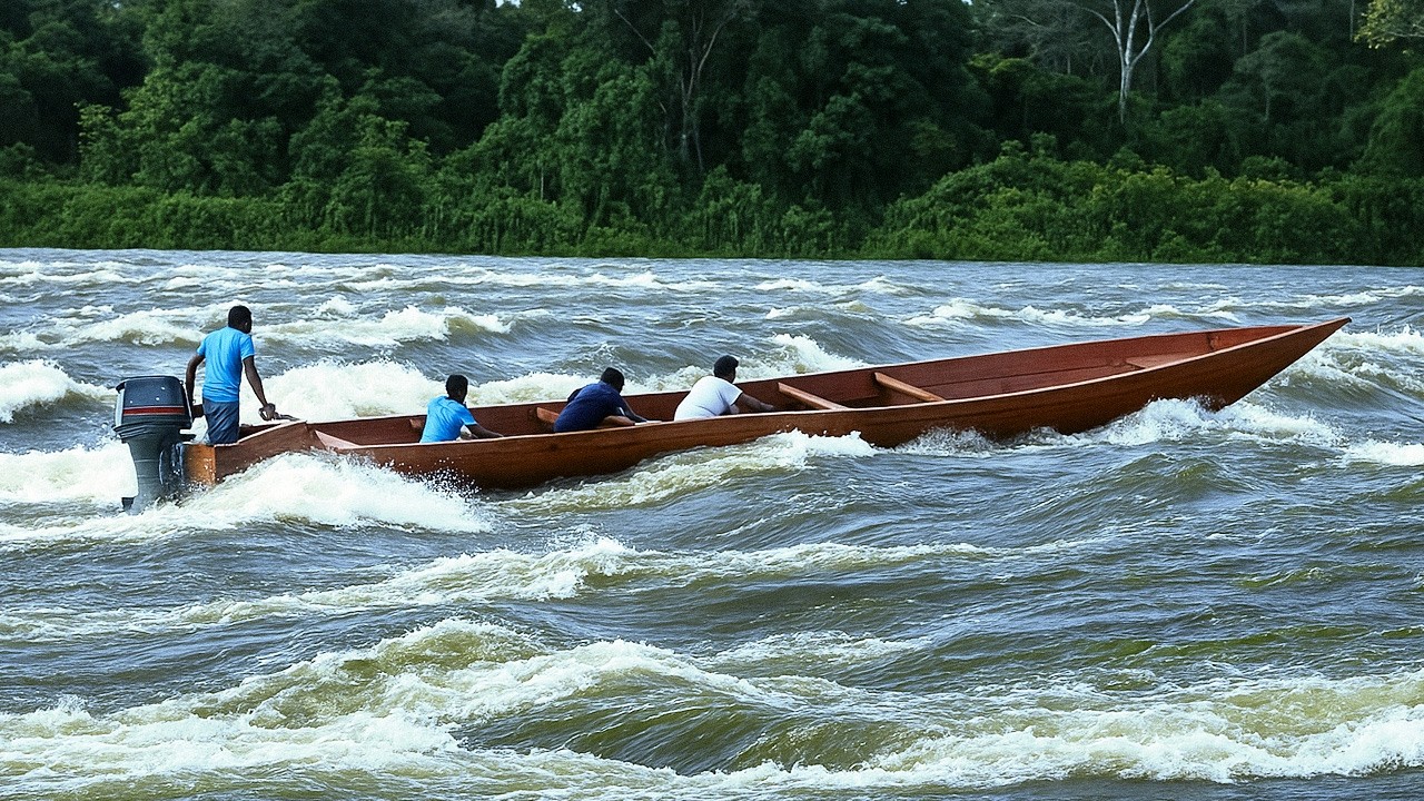 Gold Hunters of Suriname: Life on the Edge of the River