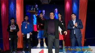 Գագիկ Ծառուկյանը պարգևատրել է «Կաշվե ձեռնոց» մրցաշարի հաղթողներին