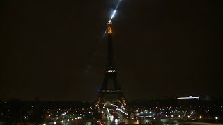 La Tour Eiffel s'éteint en hommage aux victimes de Québec