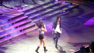 Miley and Trace Cyrus - Hovering - Live in Washington, DC (Wonder World Tour 2009)