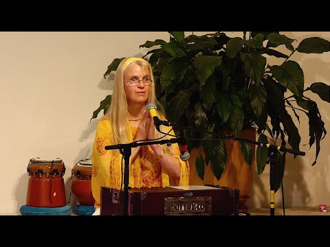 Stille Meditation, Mantrasingen, Arati im Satsang mit Sybille - Yoga Vidya