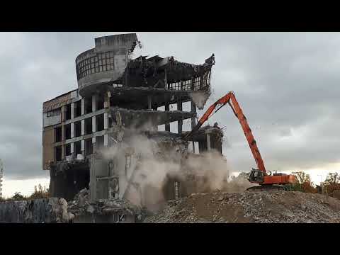 Wyburzanie "Szkieletora" Europol Gazu na Bielanach w Warszawie. Chrupak do betonu w akcji!