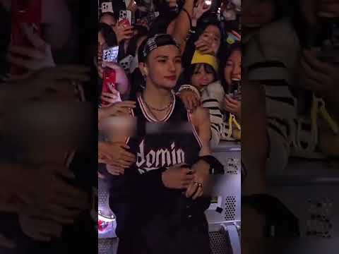 SWEAR HES THE ONLY IDOL WUO LOVES BEING TOUCHED BY HIS FANS 🤭😝😭 #hyunjin #funny #straykids ##stay