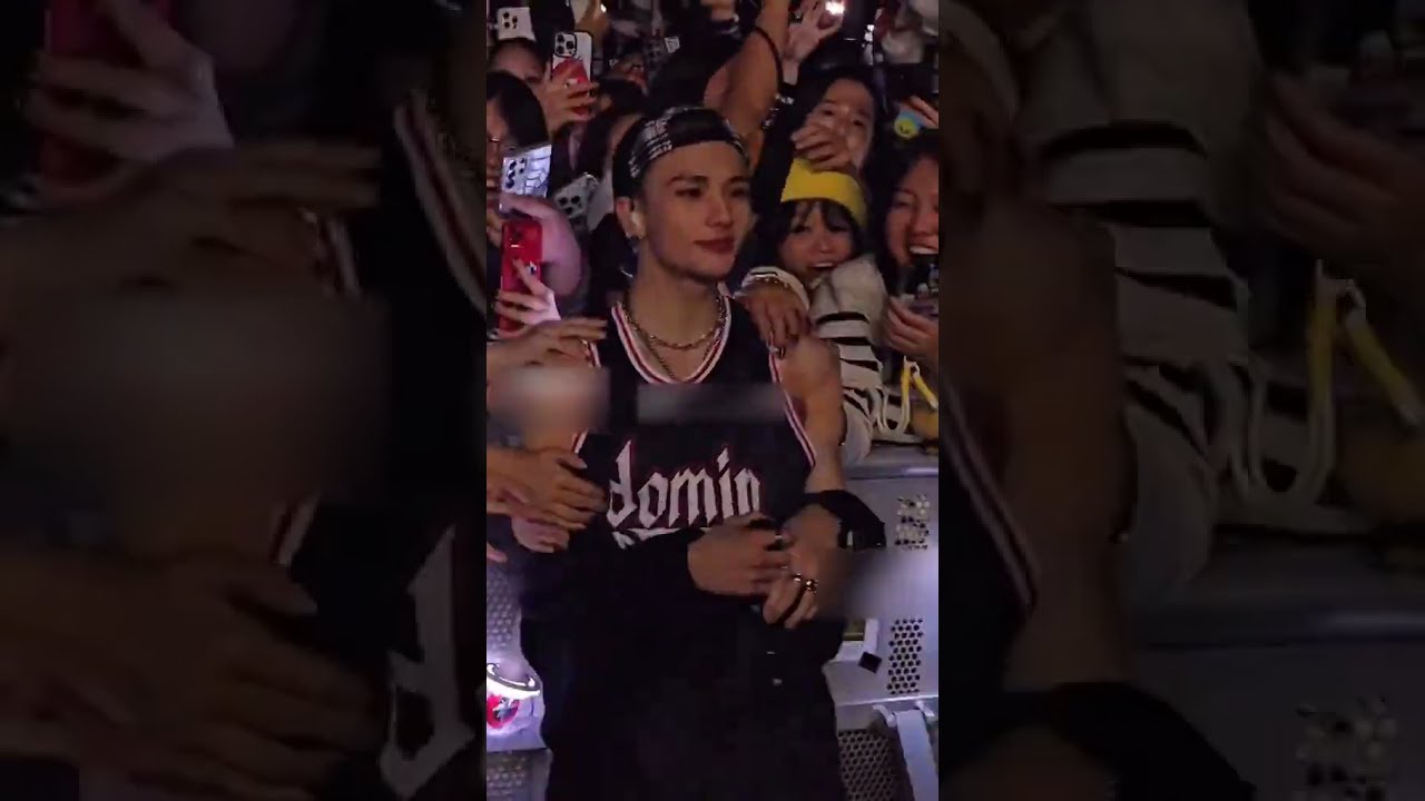 SWEAR HES THE ONLY IDOL WUO LOVES BEING TOUCHED BY HIS FANS 🤭😝😭 #hyunjin #funny #straykids ##stay