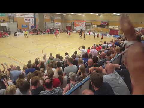 Wat een pot handbal in Volendam. Fiqas naar best off three.