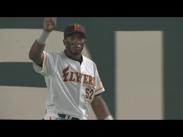 【3回表】ファイターズ・ドレイクがライナー性の打球をナイスキャッチ!! 2017/7/4 F-L