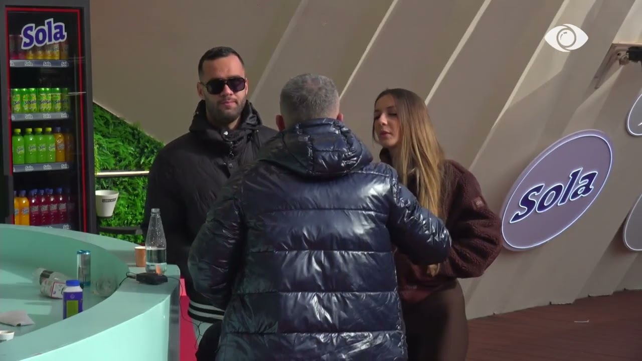 Artani përlotet teksa ju rrëfen banorëve për nënën e tij