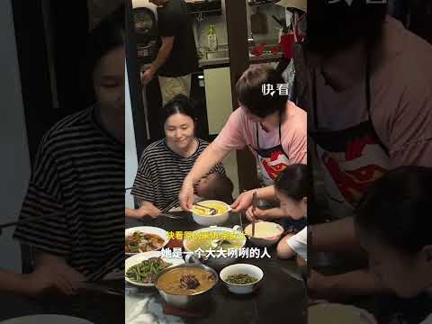 女子把剩菜放自己跟前，婆婆下意识的动作感动网友。 #婆媳 #家人 #暖心 #生活