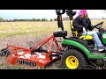 Christy Misshandelt Das Nashorn Deere 1025R Mit 4 Sichelmäher