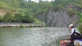Download the video "百米矿坑钓大罗非，中鱼瞬间爆发力太强，伽马速斗差点拉爆"