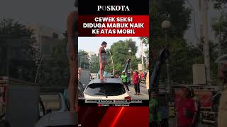 Download lagu Viral! Aksi Perempuan Mabuk Naik ke Atas Mobil dan Maki Pengendara yang Melintas mp3