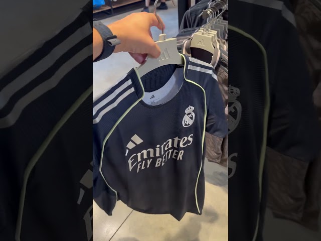 Vídeo relacionado con Camiseta Negra - Real Madrid CF Logo RM - Official Licensed Product - Talla XL