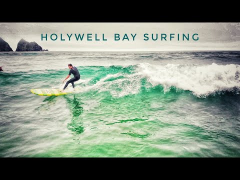 Nagranie z drona przedstawiające zatokę Holywell i surferów