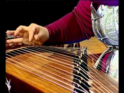 Solo musician Ch. Munkh-Erdene; a concert variation for yatga.avi