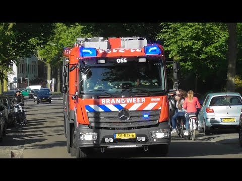 Prio 1 TS 21-3131 en HW 21-3151 met spoed naar een Woningbrand in Oss