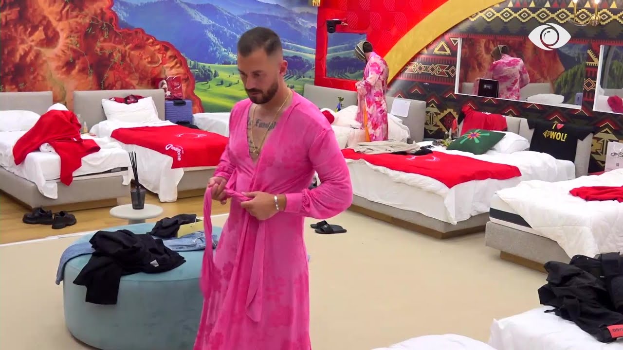 Grupi i djemve përgatiten për videoklipin, vajzat i ndihmojnë me veshjen