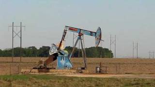 preview picture of video 'Old San Antonio Road Oil Well'