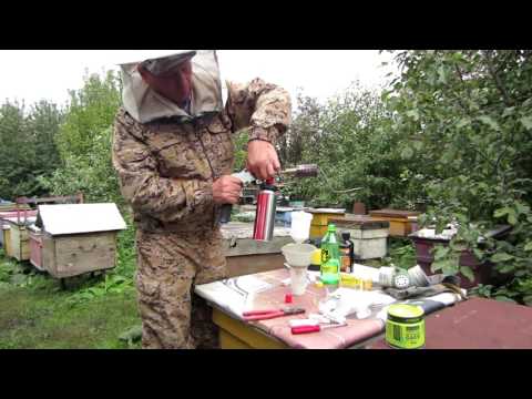 Обработка от клеща Варроа дым пушкой. The treatment against varroa mite smoke gun.