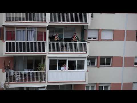 Tuna Empresariales Barcelona cantando serenata de balcón a balcón en COVID-19