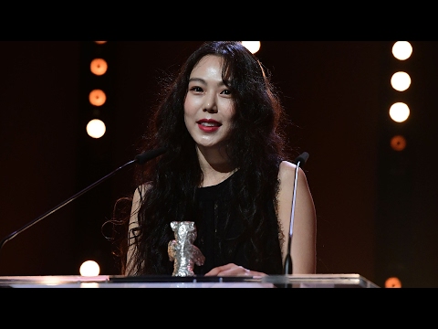 베를린 여우주연상 김민희 "홍상수 감독 존경하고 사랑" (밤의 해변에서 혼자, Hong Sangsoo, Kim Minhee)