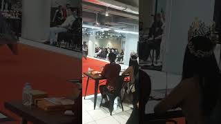 Download lagu Pose💃di hadapan dewan juri dan penonton menunjukan detail busana🥻yg dipakai, hrs PD👍 mp3