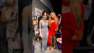 DANNA Y SHAKIRA SE CONOCEN EN PREMIOS JUVENTUD 🥹 #shakira #dannapaola #premiosjuventud #shorts
