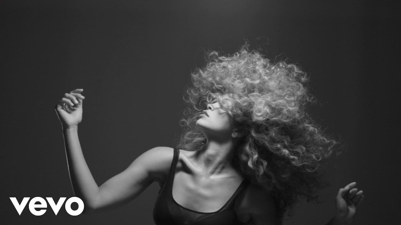 LION BABE – ”Treat Me Like Fire”