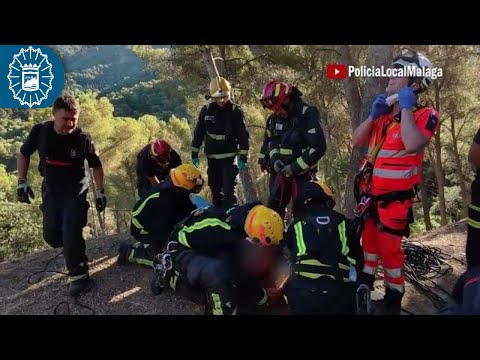 Rescatan al conductor de un coche que cayó por un terraplén hasta colisionar con un pino