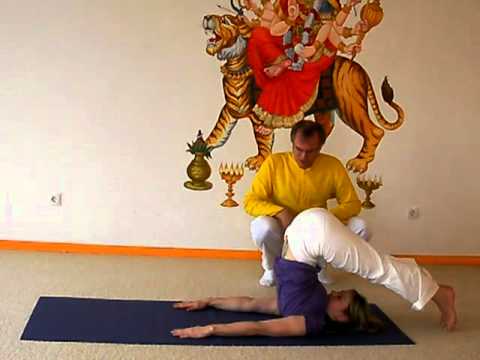Pflug - Hilfestellungen für die Hatha Yoga Asana Halasana