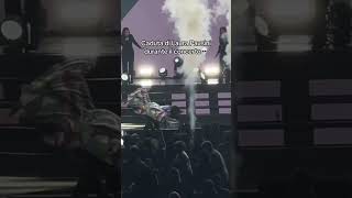 Caduta di Laura Pausini durante il concerto ! #laurapausini #caduta