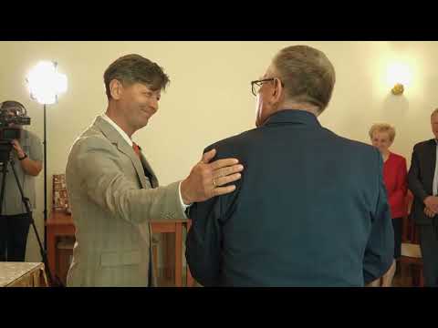 KÜLÖNLEGES ÁLLAMPOLGÁRSÁGI ESKÜ A VÁROSHÁZÁN