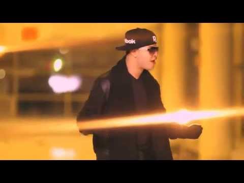 Videoclip de Va a Ser Abuela — Farruko