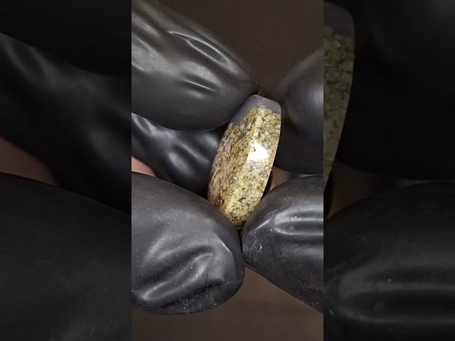 حجر عقيق خامتين في حجر طبيعي