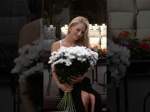 Giving flowers to strangers #flower #foryou #happy #surprise #tiktokusa #roses