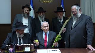 ראש הממשלה נתניהו למשלחת רבני חב"ד: "אנחנו נדרשים לעוז, לתחבולה ולסיעתא דשמיא" (עדכוני משרד ראש הממשלה) - התמונה מוצגת ישירות מתוך אתר האינטרנט יוטיוב. זכויות היוצרים בתמונה שייכות ליוצרה. קישור קרדיט למקור התוכן נמצא בתוך דף הסרטון