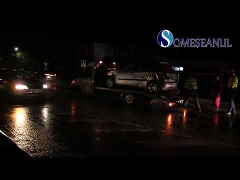 Mașină făcută praf într-un accident, la Gherla. Șoferul a scăpat nevătămat