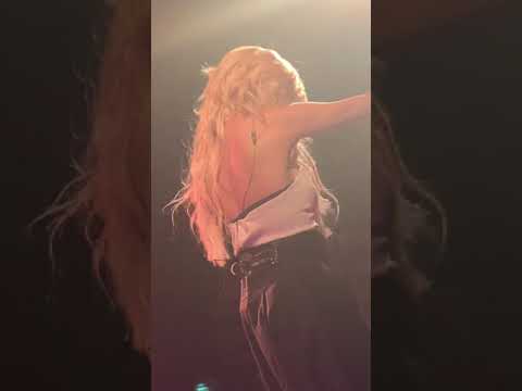 TIFFANY YOUNG RUNAWAY + LIPS ON LIPS SEATTLE 190310