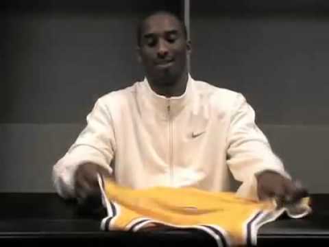 HOOPS.PL - KOBE BRYANT PODPISUJĄCY OSTATNIĄ KOSZULKĘ Z #8 -  THE LAST 8