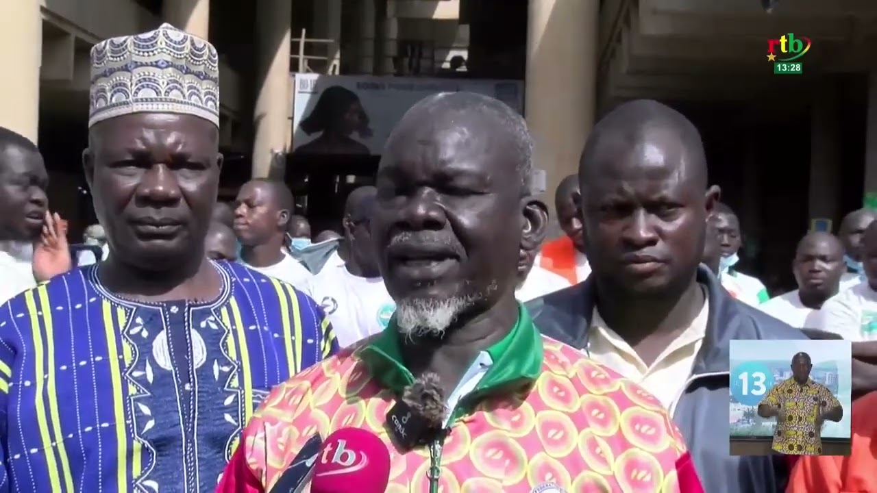 Les acteurs du sachet plastique ont organisé une opération de salubrité au grand marché de Ouaga
