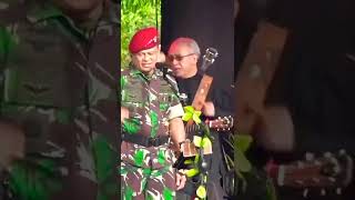 Download lagu Jenderal TNI Gatot Nurmantyo Ft Iwan Fals nyanyi dihadapan ribuan pasukan TNI & Masyarakat.#bravotni mp3