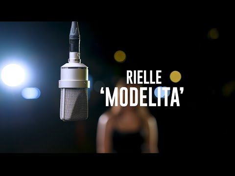 Modelita Drop the Mic