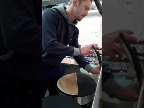 Crepes maker from Italy Man-in-pasta_Street_Food