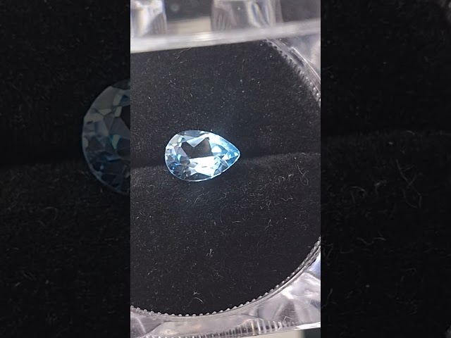 حجر توباز طبيعي مفحوص و موثق بشهادة مختبر