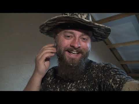 Strawbale Vlog 101 - gliniany tynk w środku - obrzutka