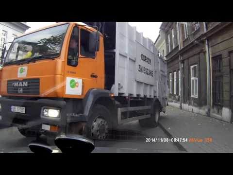 Kierowca śmieciarki w akcji.