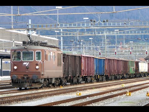 CJ Re 4/4 195 with an empty surgar beet train in Delémont, Switzerland [11.12.18]