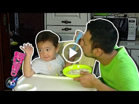 Suapi Rafathar Raffi 'Embat' Bubur Anak - Cumicam 02 April 2017