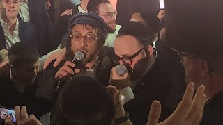 בני הדודים הראשונים מיילך קון וליפה שמלצר מופיעים בחתונה, מוזיקה מאת יוסי שטנדיג