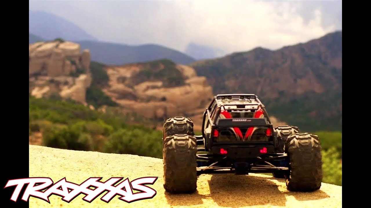 RC auto Traxxas Summit 1:8 TQi, černá