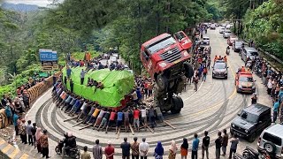 Download lagu LUAR BIASA, TAK ADA HARAPAN LAGI !!! Drama Tergila Sopir Truk Dari Semarang Melintasi Sitinjau Lauik mp3